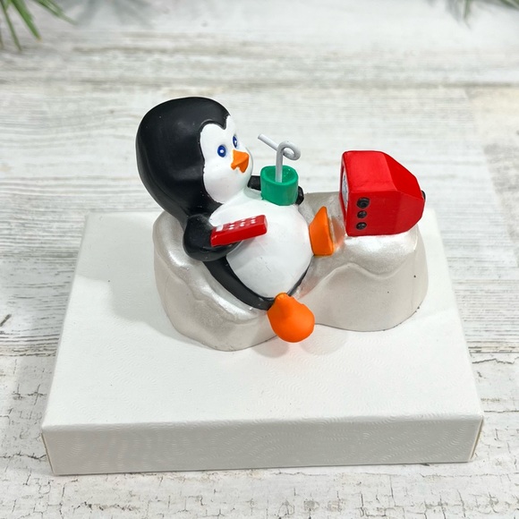 ⭐️ 4/$25 Vintage Hallmark Polar TV Christmas Ornament 1990 Penguin Television - Picture 7 of 10